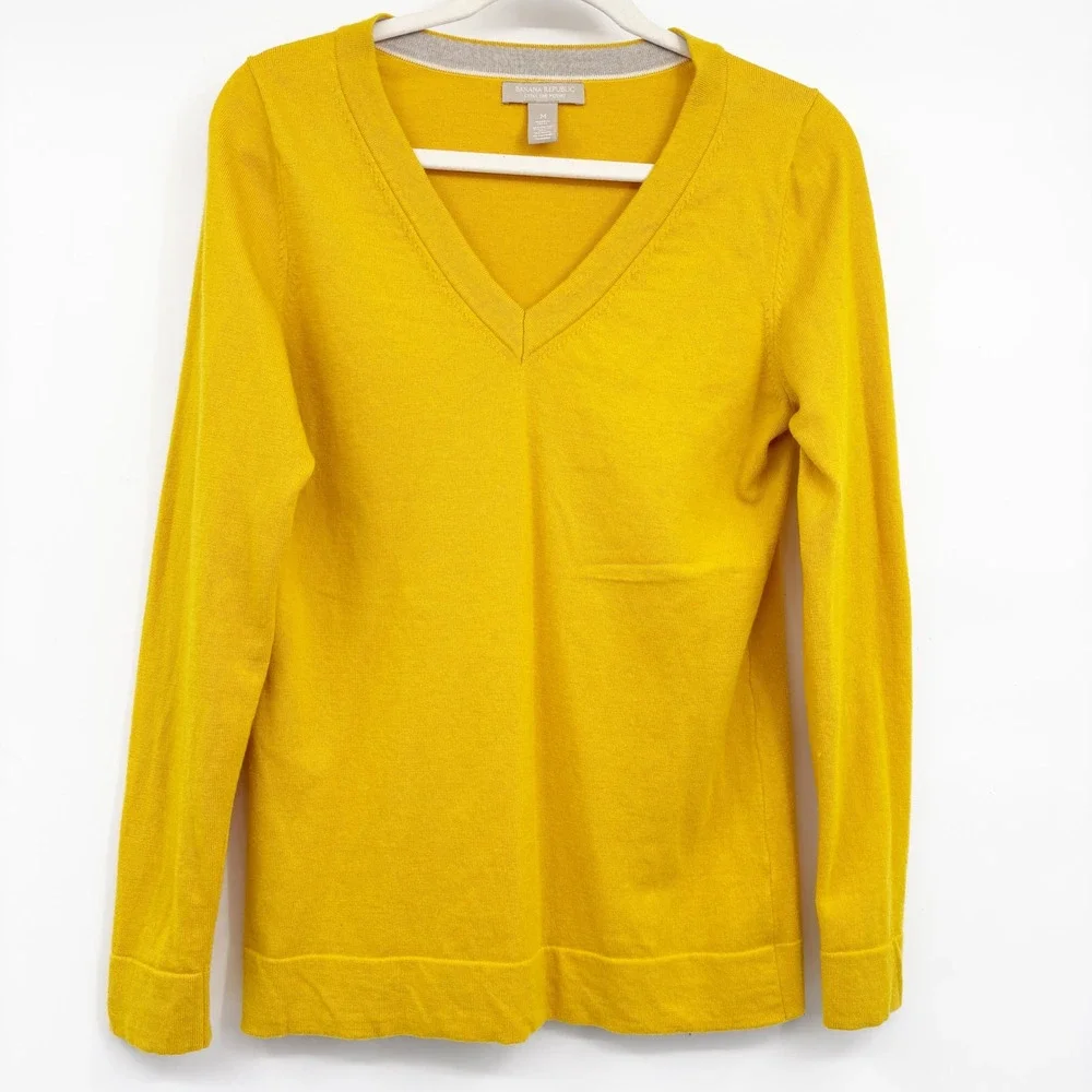 Banana Republic Mens Extra Fine Merino Wool V-Neck Mustard Yellow Sweater Size M